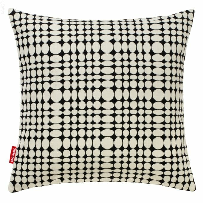 The cushion is made with Maharam fabric Unisol, here in white and black, by design agency TAGWERC in Germany. The Unisol pattern was created by designer Verner Panton.