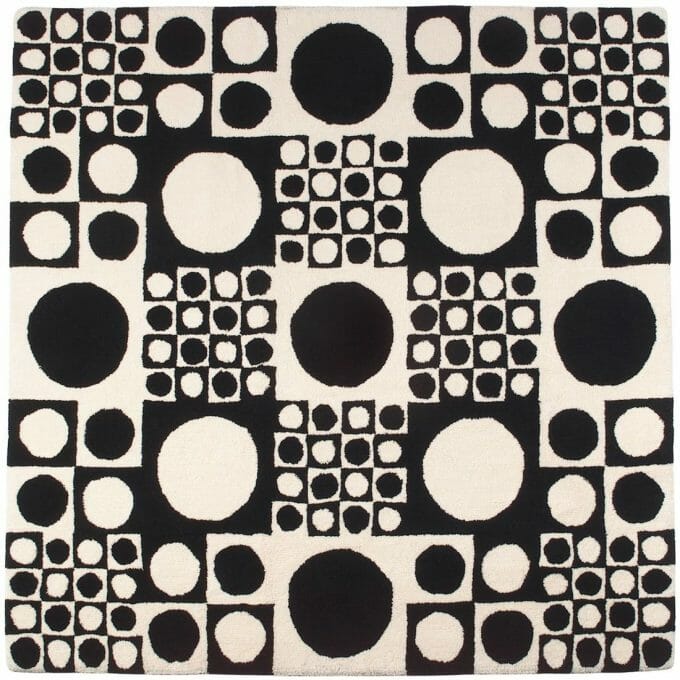 Der VP Geometri Teppich in Naturweiss und schwarz von Designer Verner Panton. Der Teppich wird handgeknüpft in Nepal.